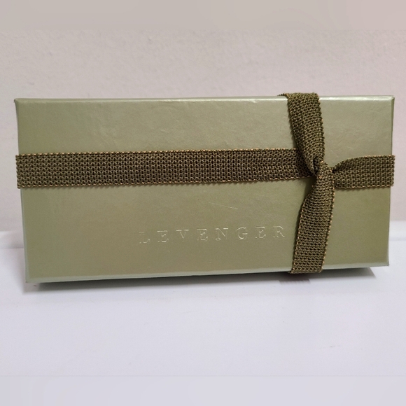 Levenger Red Leather Pocquettes Cable/Cord Clip-on Holder - Picture 4 of 14